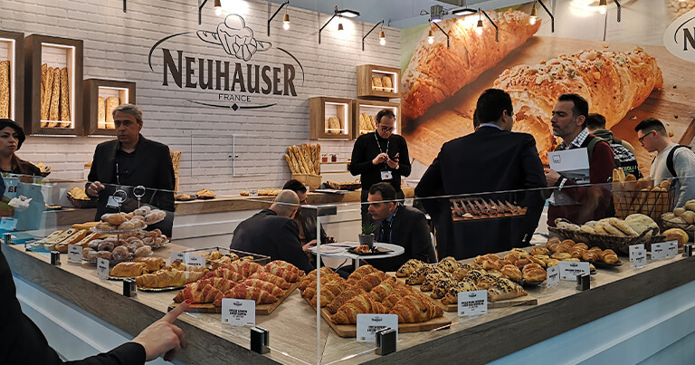 H &epsilon;&tau;&alpha;&iota;&rho;ί&alpha; &Rho;&omicron;&delta;&omicron;ύ&lambda;&alpha; &pi;&alpha;&rho;&omicron;&upsilon;&sigma;ί&alpha;&sigma;&epsilon; &sigma;&tau;&eta; Horeca &tau;&eta; Neuhauser, &tau;&eta; No 1 &gamma;&alpha;&lambda;&lambda;&iota;&kappa;ή &epsilon;&tau;&alpha;&iota;&rho;ί&alpha; &sigma;&tau;&eta;&nu; &pi;&alpha;&rho;&alpha;&gamma;&omega;&gamma;ή &kappa;&rho;&omicron;&upsilon;&alpha;&sigma;ά&nu;